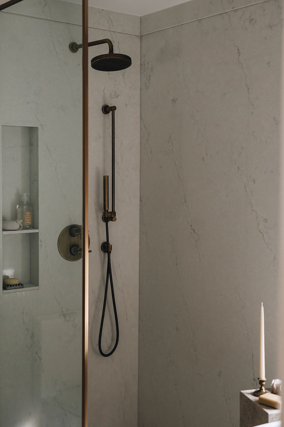 Douche moderne avec revêtement en quartz