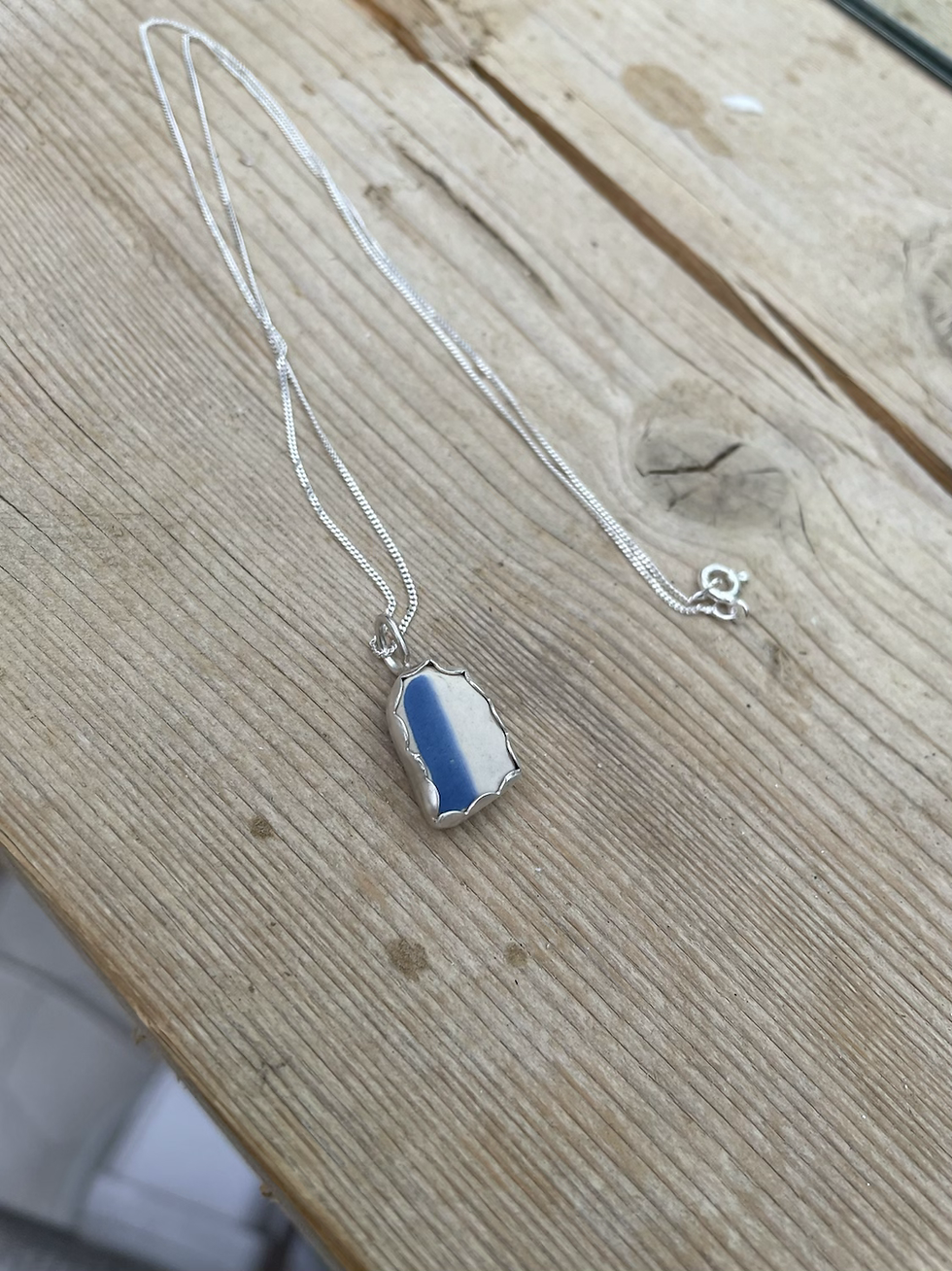 Deck chair necklace 