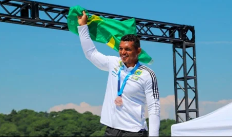 Após conquistar ouro, Isaquias Queiroz conquista prata em Mundial de canoagem
