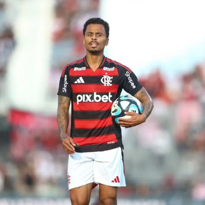 Por que o Flamengo considera contratar outro reforço para o meio campo? Entenda
