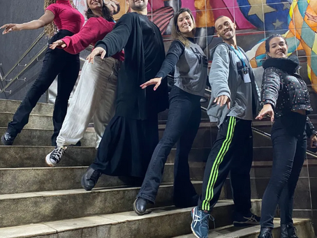 Na ponta dos pés: narradora Renata Silveira concilia Copa do Mundo com Festival de Dança de Joinvill