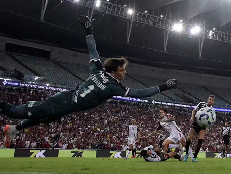 Conta oficial do Flamengo elogia Léo Jardim, do Vasco, em clássico: "Virou o Neuer"