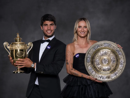 Campeões de Wimbledon, Alcaraz e Vondrousova posam com seus troféus