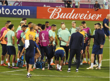 Com dúvida na lateral esquerda, Tite fecha treino da Seleção após 20 minutos e não mostra escalação