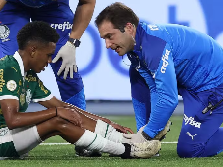 Estêvão tem torções no tornozelo e no joelho esquerdo e inicia recuperação no Palmeiras
