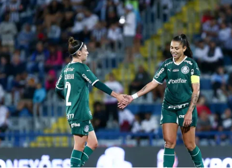 Palmeiras vence Santos com gol no fim e larga na frente pelo título do Paulistão feminino