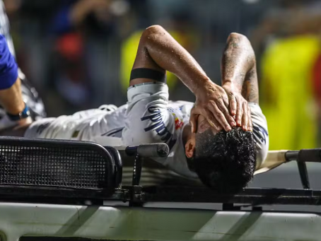 Aderlan sofre grave lesão no joelho esquerdo e não joga mais pelo Santos em 2024