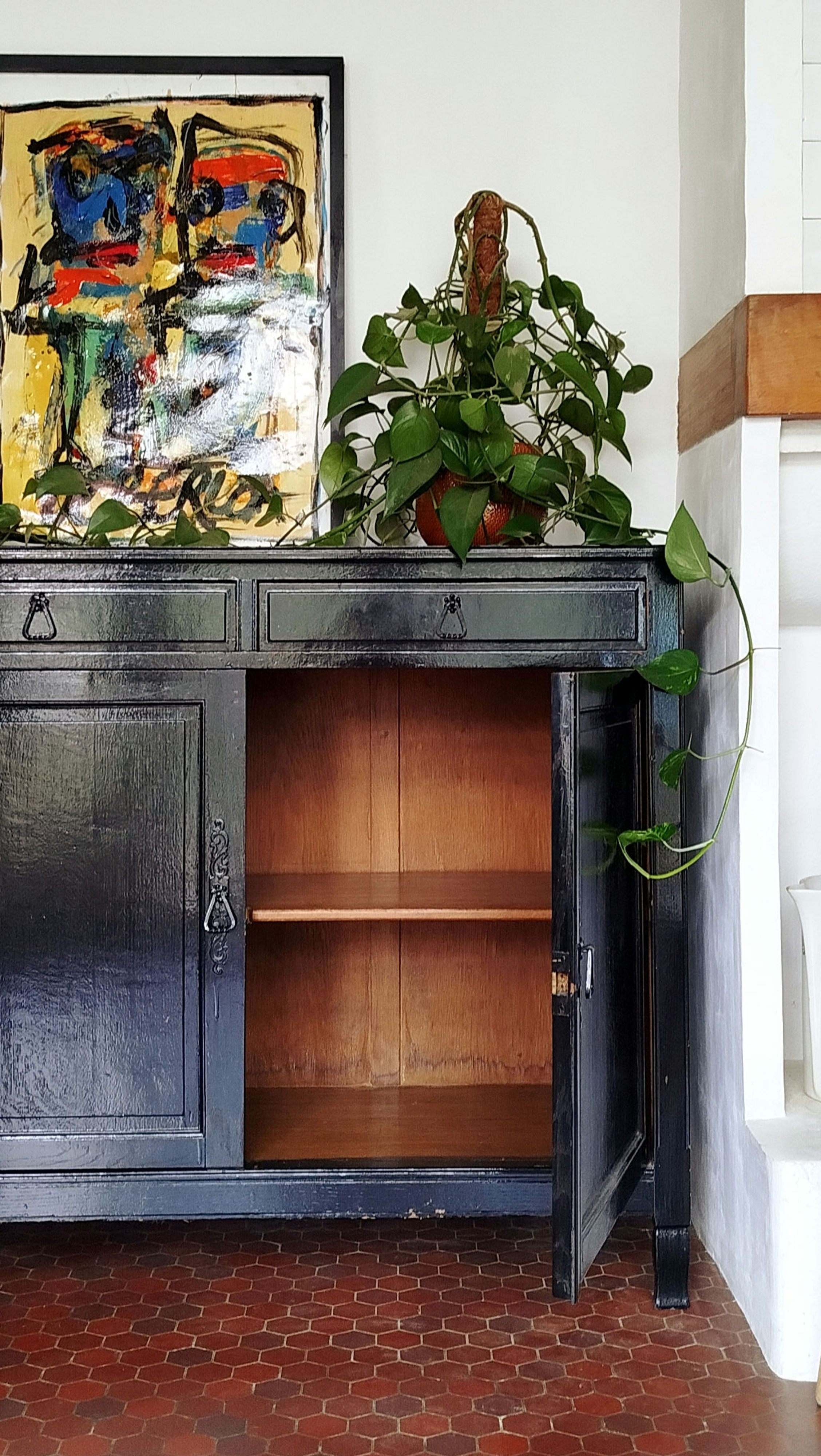 Bahut noir laqué patiné 