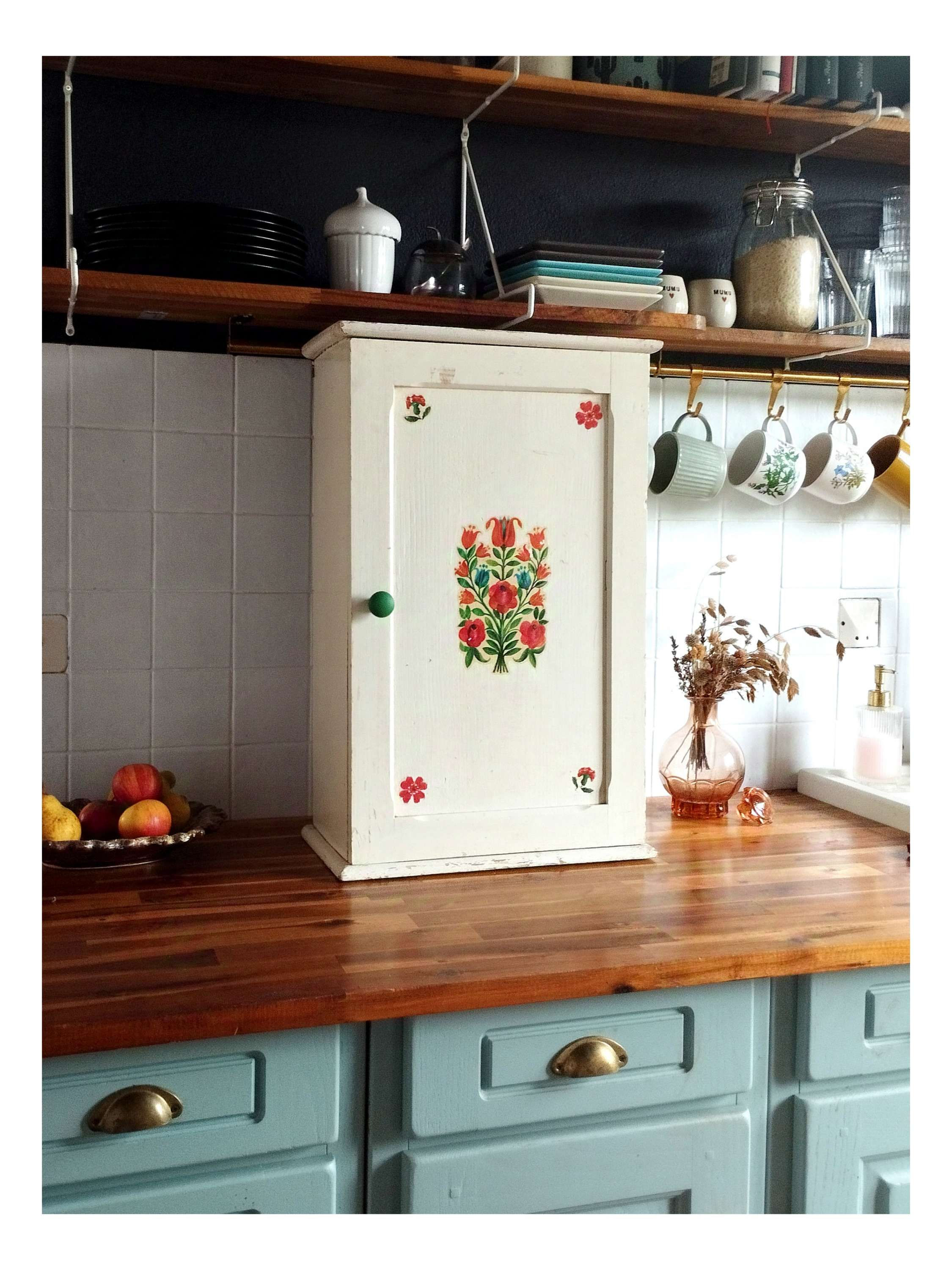 Armoirette vintage fleurie