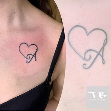 Tatuaggio personalizzato cuore e iniziale