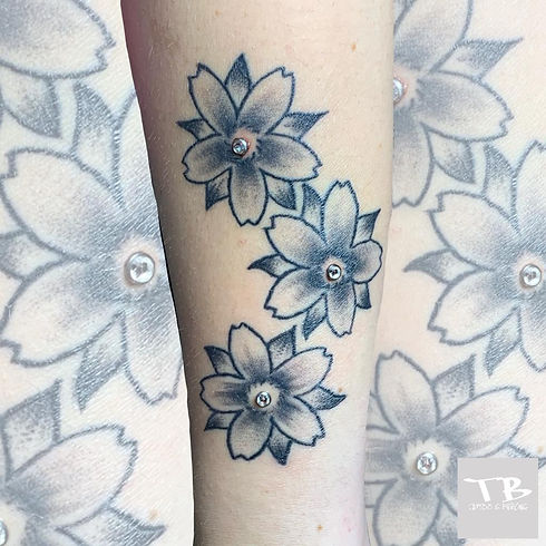 Tatuaggio con dermal by Tommaso - Vany Nails Studio Senago.jpeg