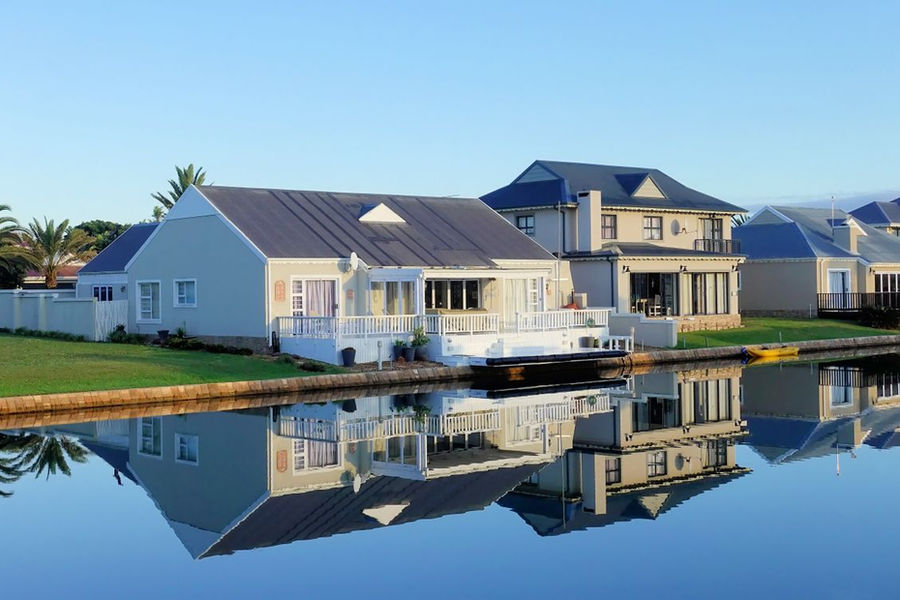 Scenic Florida streetscape in a residential area