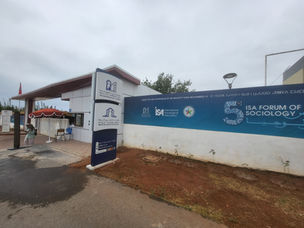 prizorišče 5. foruma Mednarodnega sociološkega združenja (ISA) v Rabatu, Maroko, z razpoznavnimi napisi Univerze Mohameda VI. in velikim plakatom dogodka ob zunanji ograji.