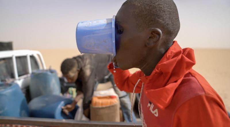 An African man rescued after being stranded in the desert for two days and running out of water / Photo: Hasan Söylemez