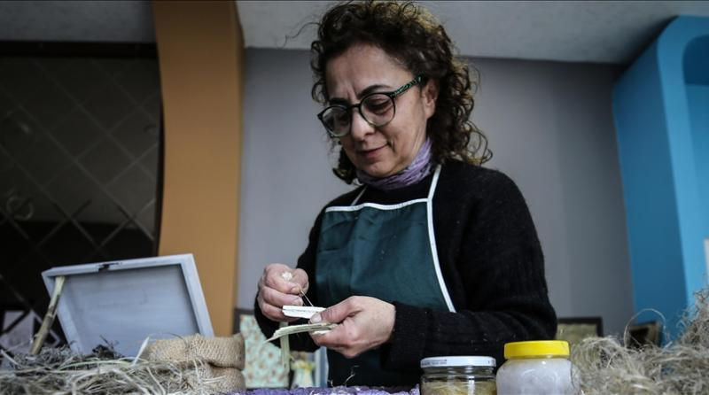 Marbling artist and entrepreneur Selma Oleş / Photo: Anadolu Agency