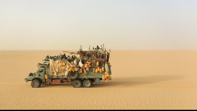 A truck carrying dozens of people, animals, and belongings crossing the Tenere Desert / Photo: Hasan Söylemez