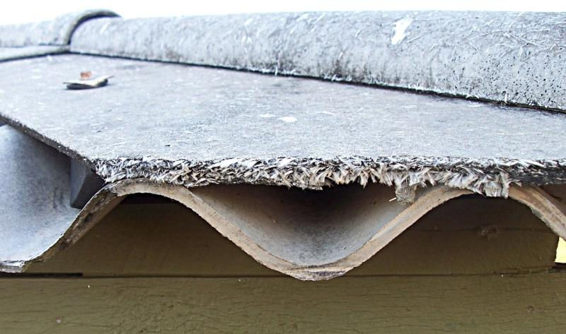 Example of asbestos used in roof insulation / Photo: Wikipedia