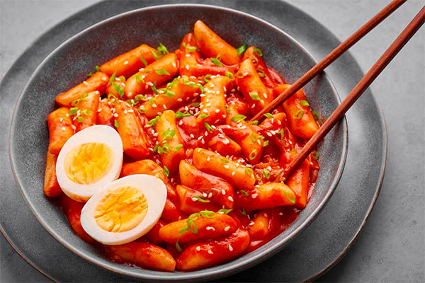 Món tokbokki vô cùng nổi tiếng trong ẩm thực đường phố Hàn Quốc