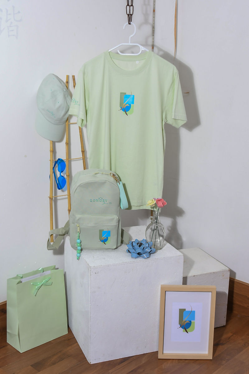 Miniaturbild: Unisex T-Shirt "Radiance One"-Aloe