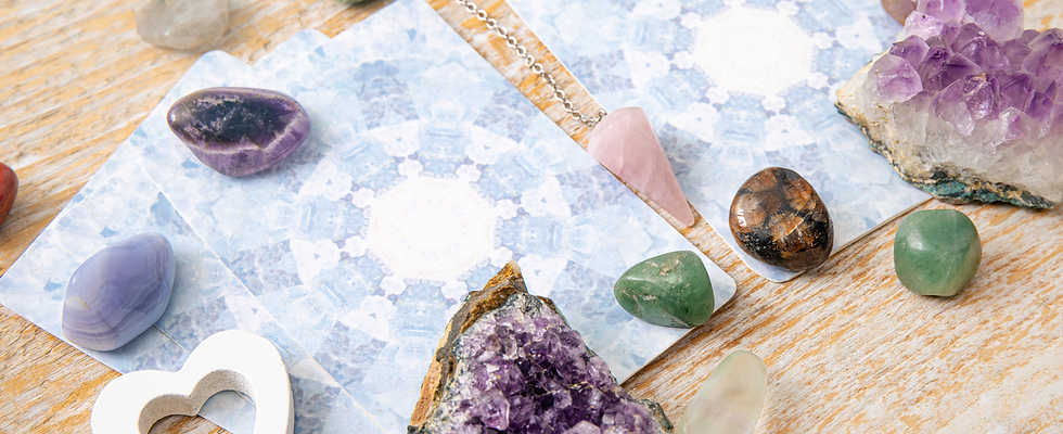 Kristaller och tarotkort – Ladda ner guiden och lär dig ställa kraftfulla frågor för att få djupare vägledning.