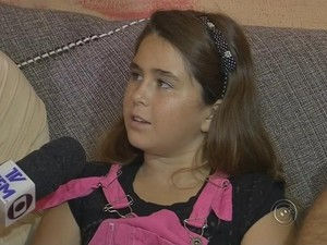 Menina que ajudou bombeiro a salvar surdos aprendeu Libras aos 3 anos