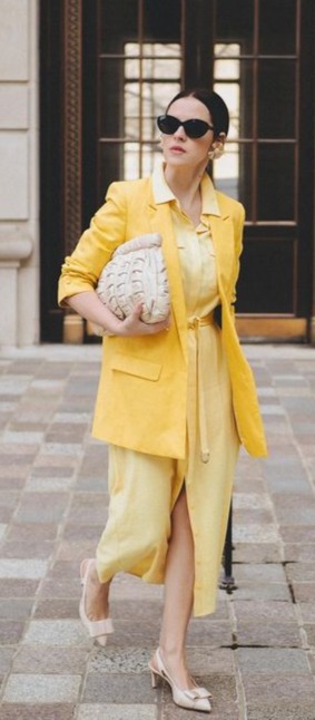 Mulher usando look todo amarelo.