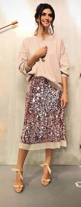 Isabella Fiorentino vestindo suéter rosê, saia de lantejoula e sandália nuda