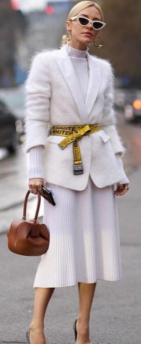 Mulher usando look branco com vestido de tricô, blazer de pelúcia e cinto amarelo da Off White com bolsa marrom