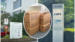 Links: altes Bürogebäude der HFS, Mitte: Umzugskartons, Rechts: Stehle vor neuem Bürogebäude mit HFS Beschriftung