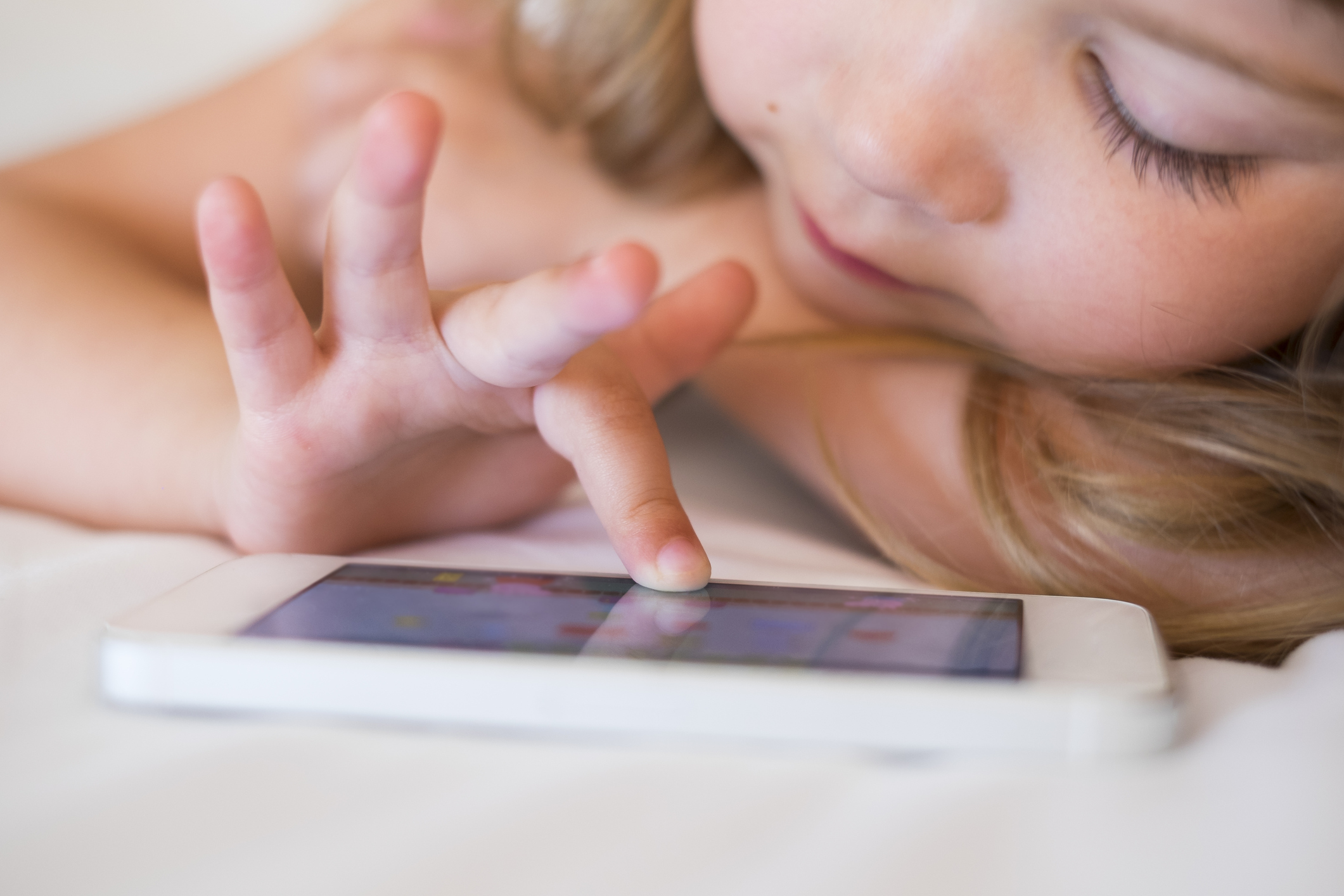子どものスマホ、距離に注意!