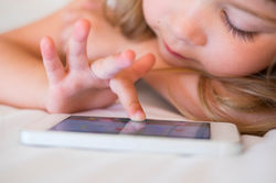 子どものスマホ、距離に注意!