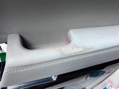 レンジローバーへ内張りレザーリペアを施工