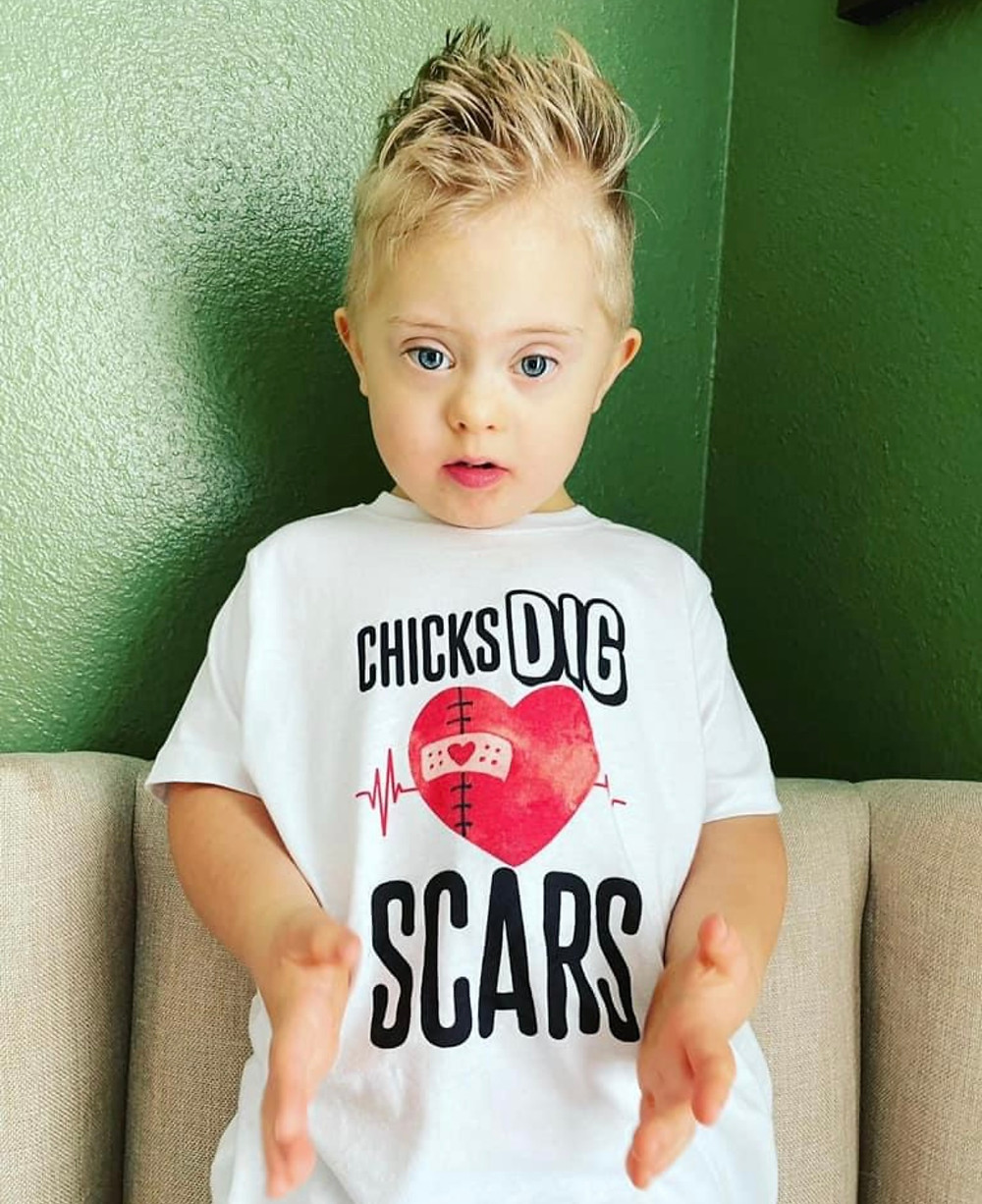 Hudson Hartman wearing cute t-shirt