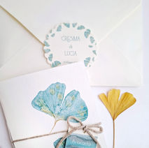 Ariacarta realizza quaderni e taccuini artigianali in carta riciclata creati in modo sostenibile e personalizzabili all'interno con nomi, date e dediche, per un omaggio ecologico e unico, come bomboniere. 