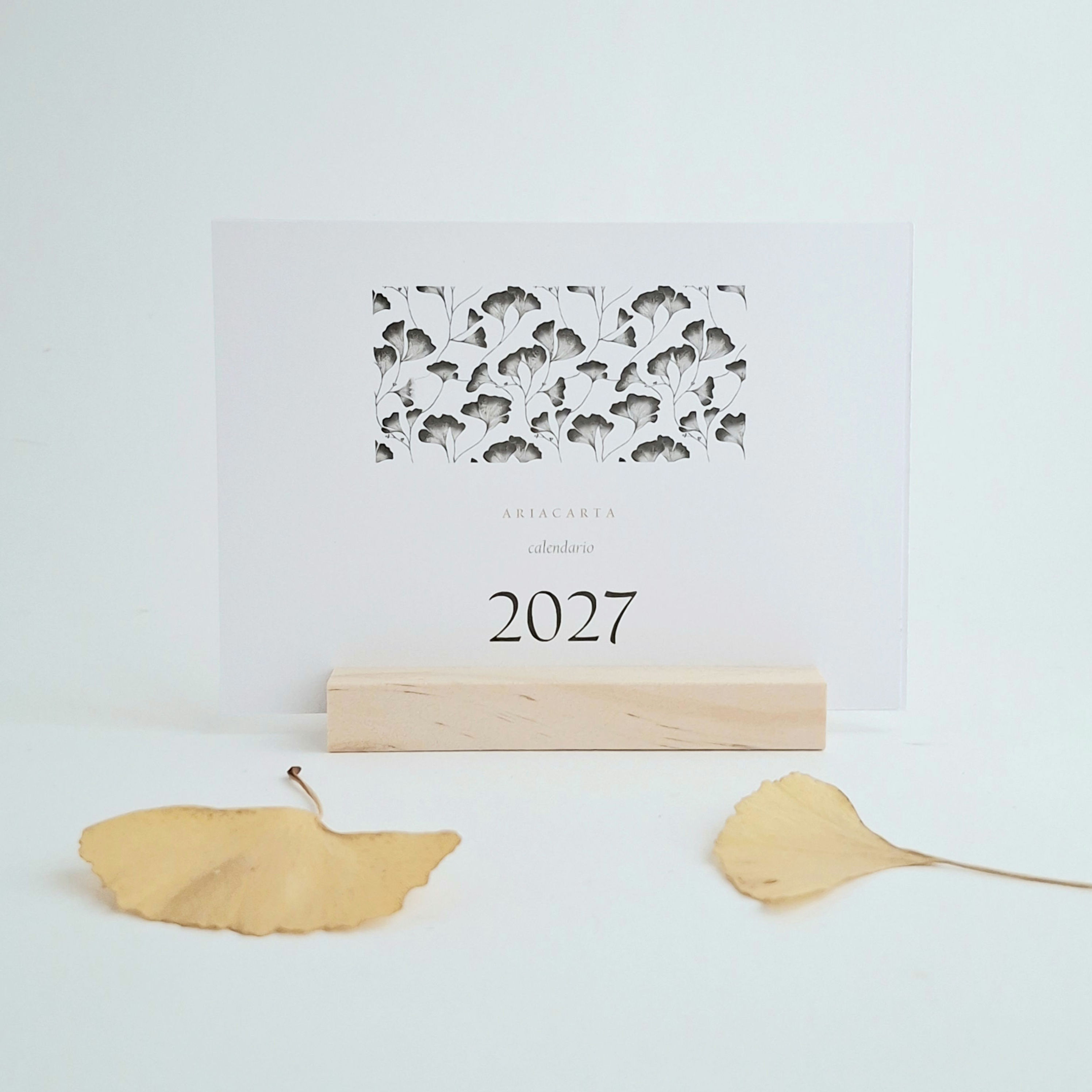 Calendario da tavolo A6 2027 con base in legno, Ginkgo BN, cartoline 10,