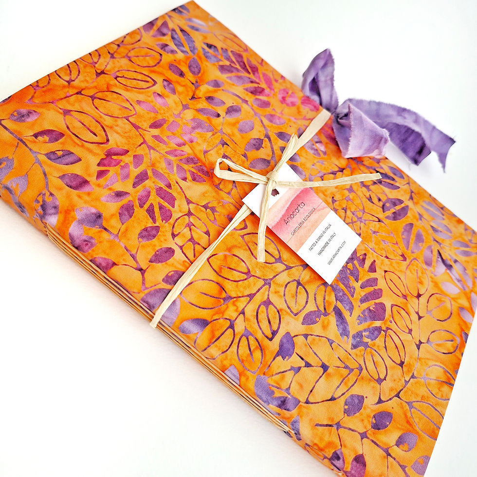 Thumbnail: Quaderno Artigianale A5, Batik Foglie Viola, cucito a mano in carta ricicla