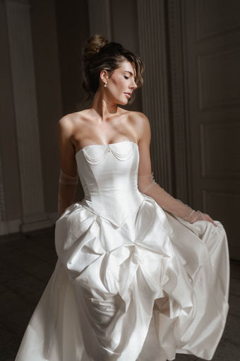 Feinheit Brautstyling Fulda – elegante Braut mit Editorial Bridal Make-up, Glowy Skin und modernem Luxury Bridal Styling im Signature Bridal Look von Tanja Martin.