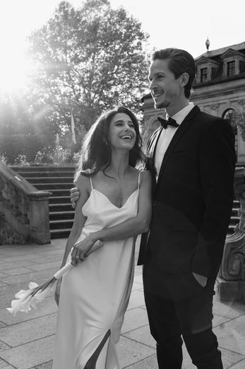 Feinheit Brautstyling Frankfurt – Modern Bridal Glam Make-up mit strahlender Glowy Skin und eleganter offener Brautfrisur, High-End Bridal Styling für eine stilvolle City Destination Wedding in Frankfurt von Tanja Martin.