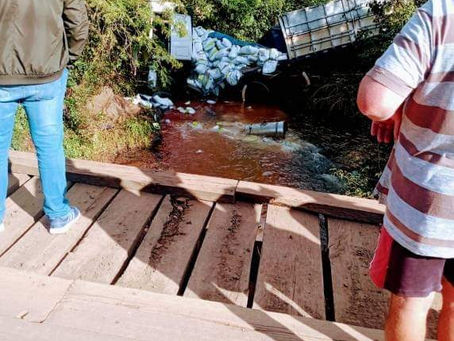 Carreta cai em rio em São José do Inhacorá
