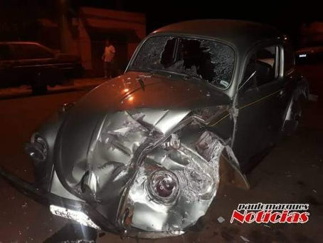 Condutor de fusca bate em carro estacionado em Três de Maio