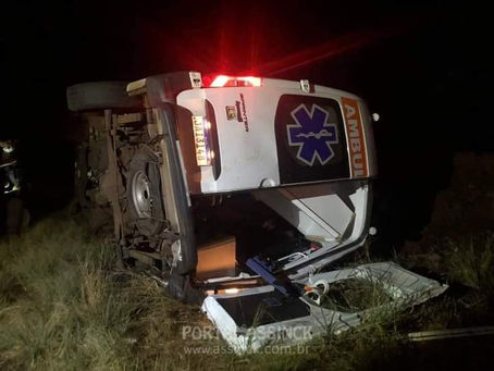 Ambulância do município de Saldanha Marinho tomba na BR 285 em Santa Bárbara do Sul