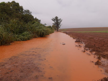 Trânsito pela estrada no desvio entre Humaitá e Sede Nova é bloqueado devido à cheia de rio