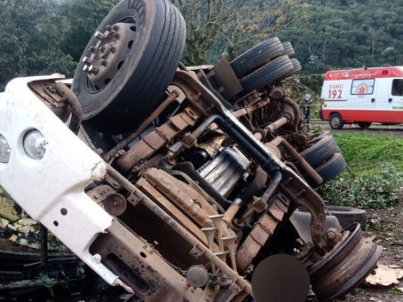 Duas pessoas morrem em tombamento de caminhão em Carlos Barbosa