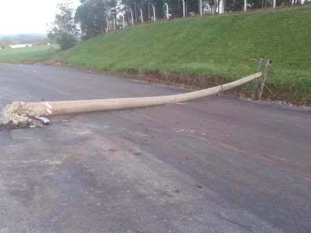 Veículo colide em poste na VRS 320 entre Braga e Pedro Garcia