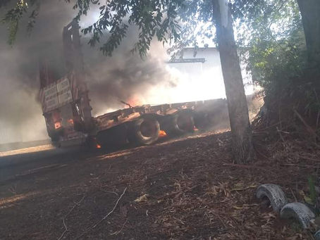 Carreta pega fogo às margens da BR-468 em Coronel Bicaco