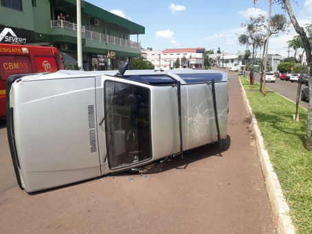 Veículo tomba no centro de Três Passos após colisão
