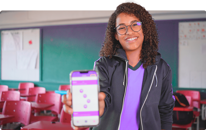 Menina segurando celular