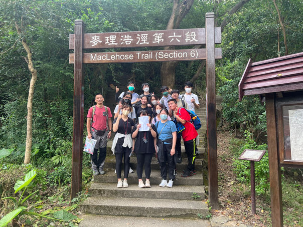 一級山藝課程是根據中國香港攀山及攀登總會（China Hong Kong Mountaineering and Climbing Union）訓練手冊內容制定。旨為對登山活動，在香港本土行山，遠足有興趣之人士提供基本技術及理論訓練、灌輸安全的登山觀念，並培養良好的登山態度，令學員可安全地享受穿梭於山野峰巒間的樂趣。

二級山藝課程教授學員登山露營的知識及技術，使學員能安全地在山野中進行遠足露營活動，並協助學員熟習各種山藝技巧，體驗各種山野環境及突變的天氣。

三級山藝課程訓練學員在策劃及帶領登山活動時的安全意識，及處理意外事故的能力，具備「三級山藝(領袖)訓練證書」及持有由香港特別行政區政府認可的有效急救資格之人士，可在證書簽發兩年內向本會申請註冊。 

（國際攀山聯盟（UIAA）、CHKMCU、攀山、遠足、登山，露營、山藝繩索 、無痕登山、漁護署）