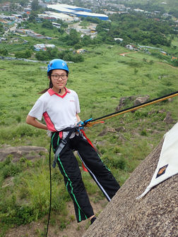 透過緣繩下降活動，為參加者帶來高空下降體驗。我們提供客制化的繩索技術同樂日，包括入校緣繩下降或戶外緣繩下降活動。
（繩索技術/沿繩下降/緣繩下降/Roping/Abseiling/Rapelling）

初級繩索技術員課程 Basic Rope Technician（BRT）是根據香港繩索總會（Hong Kong Rope Union）訓練手冊內容制定。為初學者而設，讓學員在安全環境下學習到不同的緣繩下降技巧及安全概念，讓學員感受到繩索技術活動的樂趣。

高級繩索技術員課程適合已完成初級繩索技術員課程的學員。課程內容將加強學員對繩索活動安全意識，讓學員學習到不同的上升與下降技術轉換及緣繩下降技巧，為學員成為繩索技術助教建立基礎。

繩索技術助教工作坊適合已完成高級繩索技術員課程的學員。工作坊將培養學員成為能協助繩索活動的助教，教授學員繩索活動中的應變事項，為學員成為繩索技術教練作好準備。

一級繩索技術教練課程適合已完成繩索技術助教工作坊的學員。為熱心推廣和發展繩索技術人士提供發展途徑，讓學員在不同環境下運用各類器材作上升及下降，並在安全環境下推廣基本繩索技術。