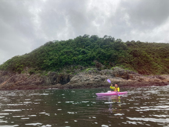 獨木舟二星章訓練課程 Kayak 2 Star Award Training (1-day course)是根據香港獨木舟總會Hong Kong Canoe Union(HKCU)訓練手冊內容制定。專為已完成一星章學員而設,讓你在平靜的水面學習基本划舟技術,包括救生衣、槳及獨木舟之認識、天氣之影響、個人搬運艇隻、船尾舵轉向及HI 型拯救法。
獨木舟是一種老少咸宜的水上活動,裝備簡單,只需槳、救生/助浮衣及你的參與,稍經指導便可體會划舟的樂趣。